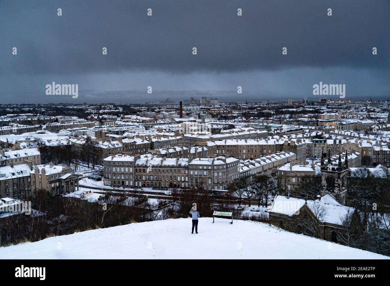 Edinburgh, Schottland, Großbritannien. Februar 2021, 9. Der große Frost geht in Großbritannien weiter, während Storm Darcy über Nacht mehrere Zentimeter Schnee nach Edinburgh bringt. Bild; schneebedeckte Dächer in Leith vom Calton Hill aus gesehen. Iain Masterton/Alamy Live Nachrichten Stockfoto