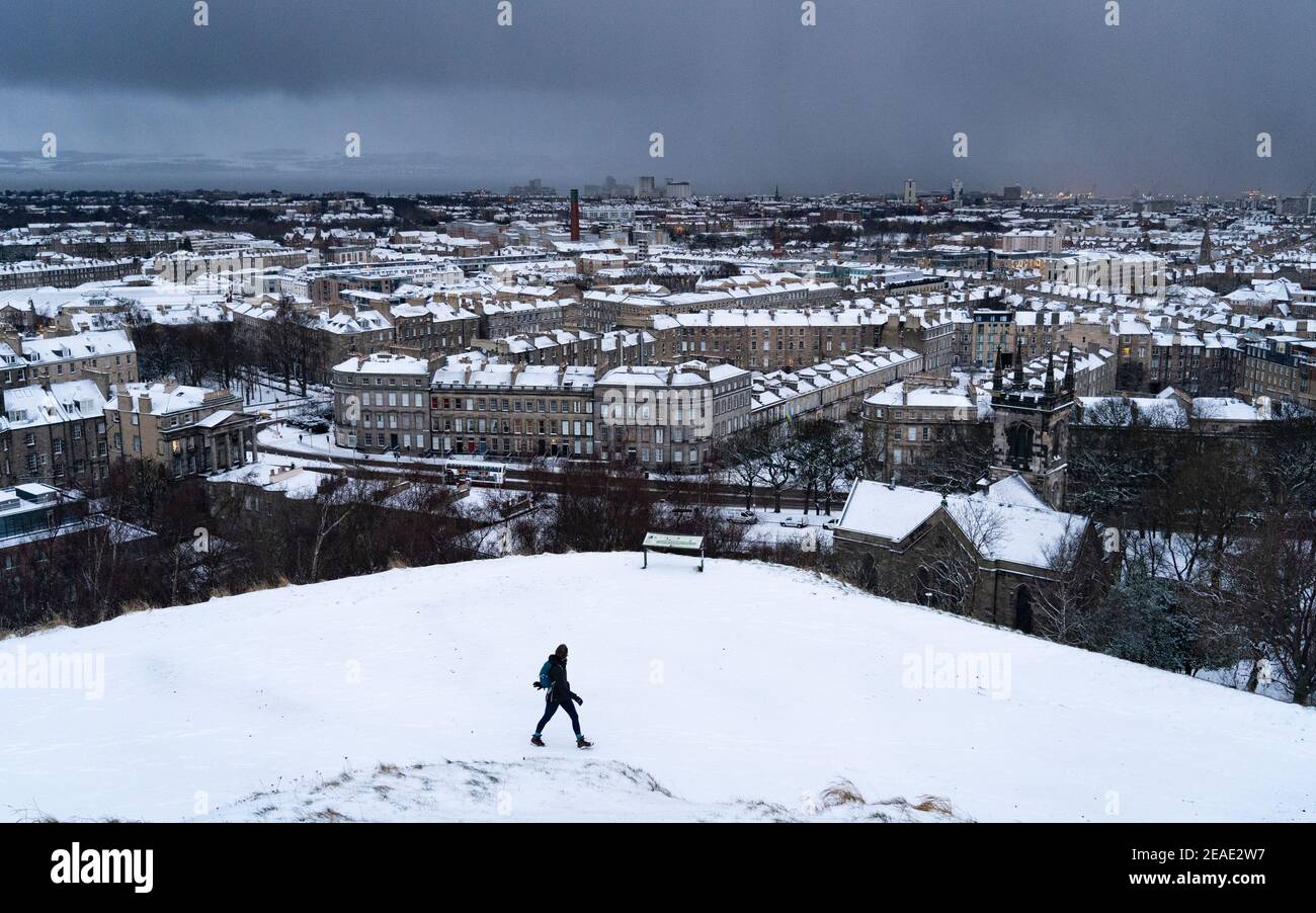 Edinburgh, Schottland, Großbritannien. Februar 2021, 9. Der große Frost geht in Großbritannien weiter, während Storm Darcy über Nacht mehrere Zentimeter Schnee nach Edinburgh bringt. Bild; schneebedeckte Dächer in Leith vom Calton Hill aus gesehen. Iain Masterton/Alamy Live Nachrichten Stockfoto