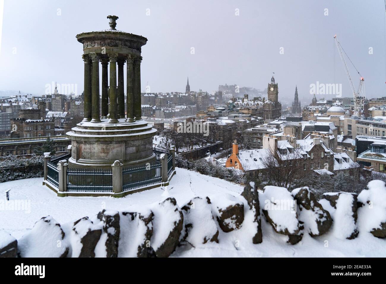 Edinburgh, Schottland, Großbritannien. Februar 2021, 9. Der große Frost geht in Großbritannien weiter, während Storm Darcy über Nacht mehrere Zentimeter Schnee nach Edinburgh bringt. Bild: Schneewittchen wehen vom Calton Hill aus über Edinburgh. Iain Masterton/Alamy Live Nachrichten Stockfoto