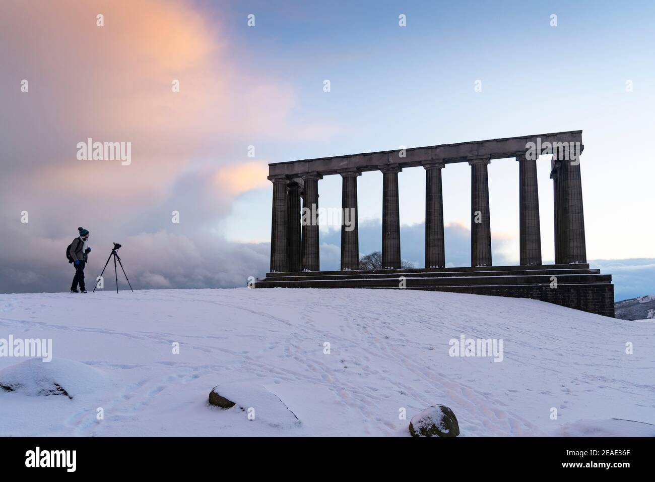 Edinburgh, Schottland, Großbritannien. Februar 2021, 9. Der große Frost geht in Großbritannien weiter, während Storm Darcy über Nacht mehrere Zentimeter Schnee nach Edinburgh bringt. PIC; Fotograf auf Calton Hill. Iain Masterton/Alamy Live Nachrichten Stockfoto