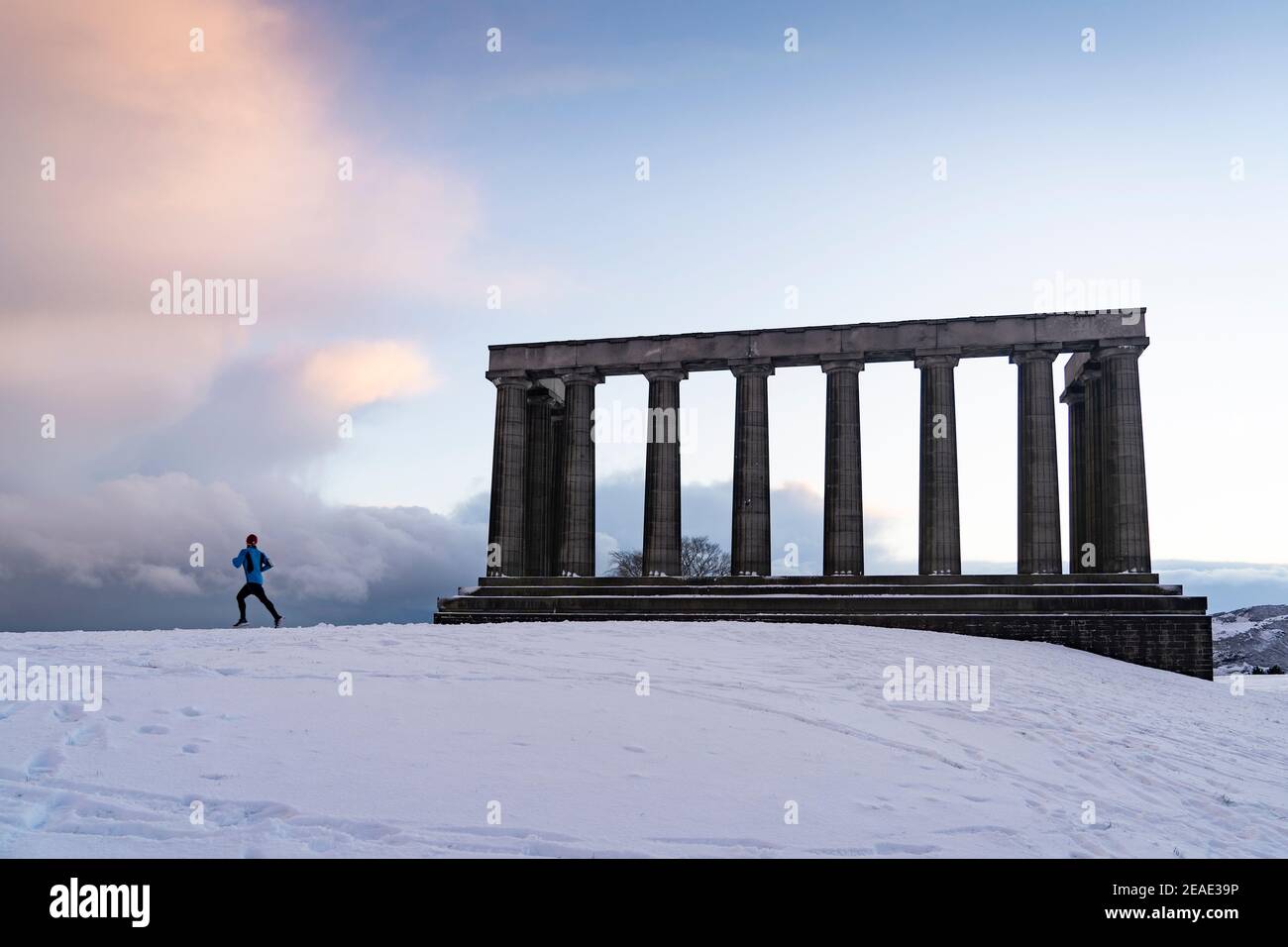 Edinburgh, Schottland, Großbritannien. Februar 2021, 9. Der große Frost geht in Großbritannien weiter, während Storm Darcy über Nacht mehrere Zentimeter Schnee nach Edinburgh bringt. PIC; Läufer auf Calton Hill. Iain Masterton/Alamy Live Nachrichten Stockfoto