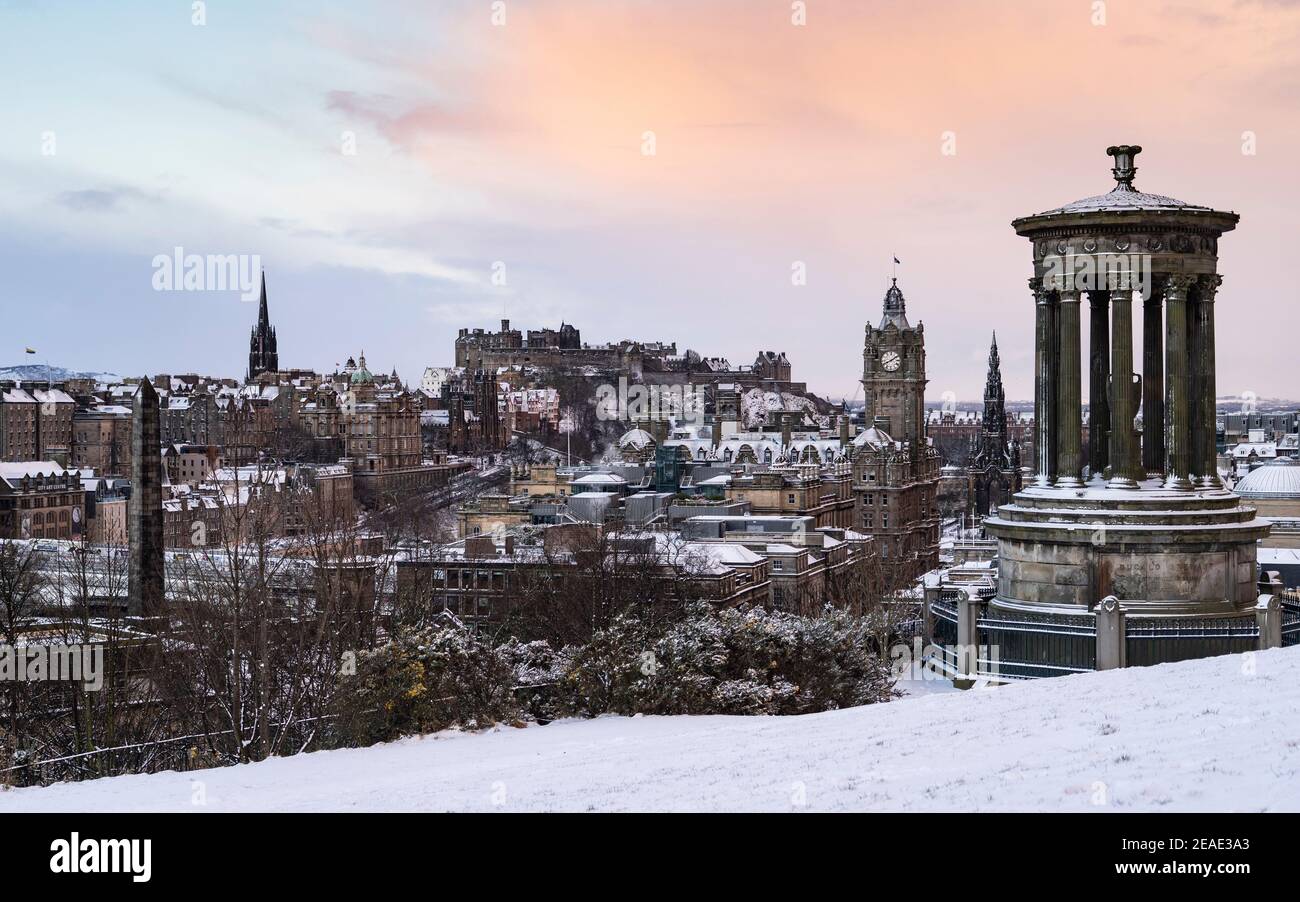 Edinburgh, Schottland, Großbritannien. Februar 2021, 9. Der große Frost geht in Großbritannien weiter, während Storm Darcy über Nacht mehrere Zentimeter Schnee nach Edinburgh bringt. Bild: Schnee flurt bei Sonnenaufgang über der Skyline von Edinburgh von Calton Hill. . Iain Masterton/Alamy Live Nachrichten Stockfoto