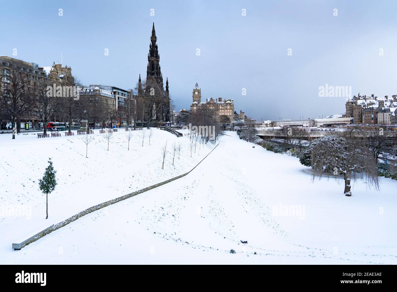 Edinburgh, Schottland, Großbritannien. Februar 2021, 9. Der große Frost geht in Großbritannien weiter, während Storm Darcy über Nacht mehrere Zentimeter Schnee nach Edinburgh bringt. PIC; East Princes Street Gardens mit makellosem Blick im Schnee. Iain Masterton/Alamy Live Nachrichten Stockfoto