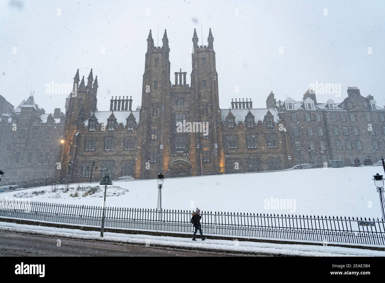 Edinburgh, Schottland, Großbritannien. Februar 2021, 9. Der große Frost geht in Großbritannien weiter, während Storm Darcy über Nacht mehrere Zentimeter Schnee nach Edinburgh bringt. Bild; Blizzard auf dem Hügel mit neuem College nach hinten. Iain Masterton/Alamy Live Nachrichten Stockfoto