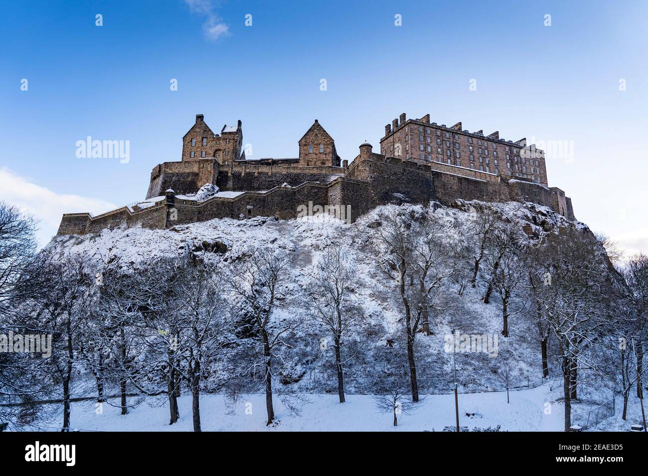 Edinburgh, Schottland, Großbritannien. Februar 2021, 9. Der große Frost geht in Großbritannien weiter, während Storm Darcy über Nacht mehrere Zentimeter Schnee nach Edinburgh bringt. Bild; Edinburgh Castle mit Schneestauben. Iain Masterton/Alamy Live Nachrichten Stockfoto