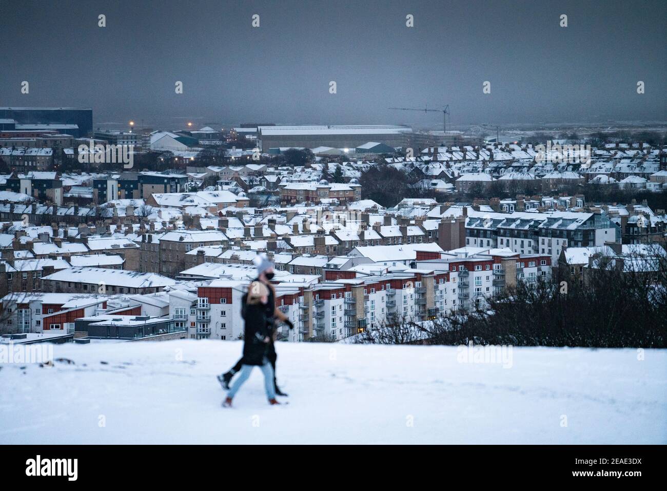 Edinburgh, Schottland, Großbritannien. Februar 2021, 9. Der große Frost geht in Großbritannien weiter, während Storm Darcy über Nacht mehrere Zentimeter Schnee nach Edinburgh bringt. Bild; schneebedeckte Dächer in Leith vom Calton Hill aus gesehen. Iain Masterton/Alamy Live Nachrichten Stockfoto