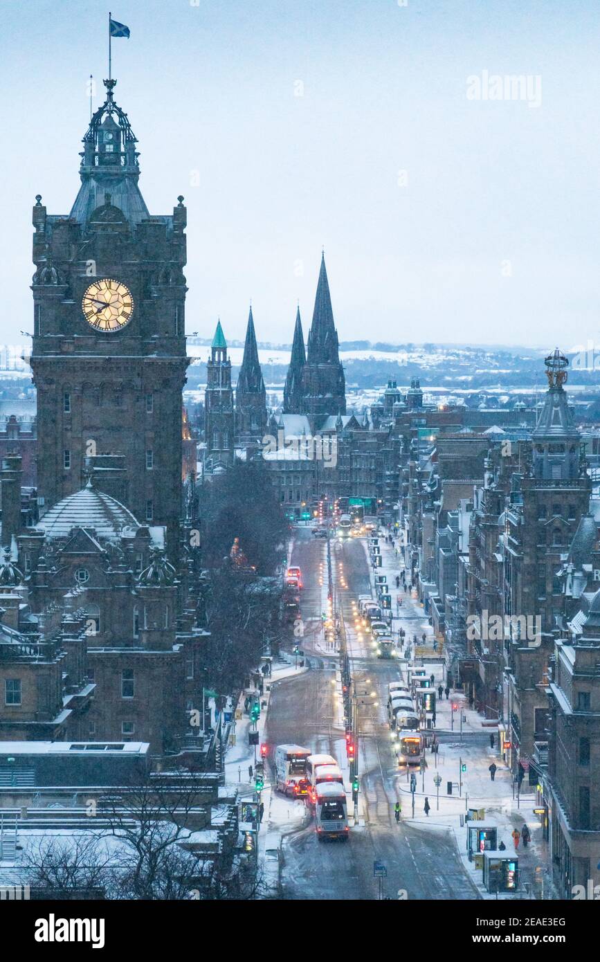 Edinburgh, Schottland, Großbritannien. Februar 2021, 9. Der große Frost geht in Großbritannien weiter, während Storm Darcy über Nacht mehrere Zentimeter Schnee nach Edinburgh bringt. Bild; Blick auf die schneebedeckte Princes Street. Iain Masterton/Alamy Live Nachrichten Stockfoto