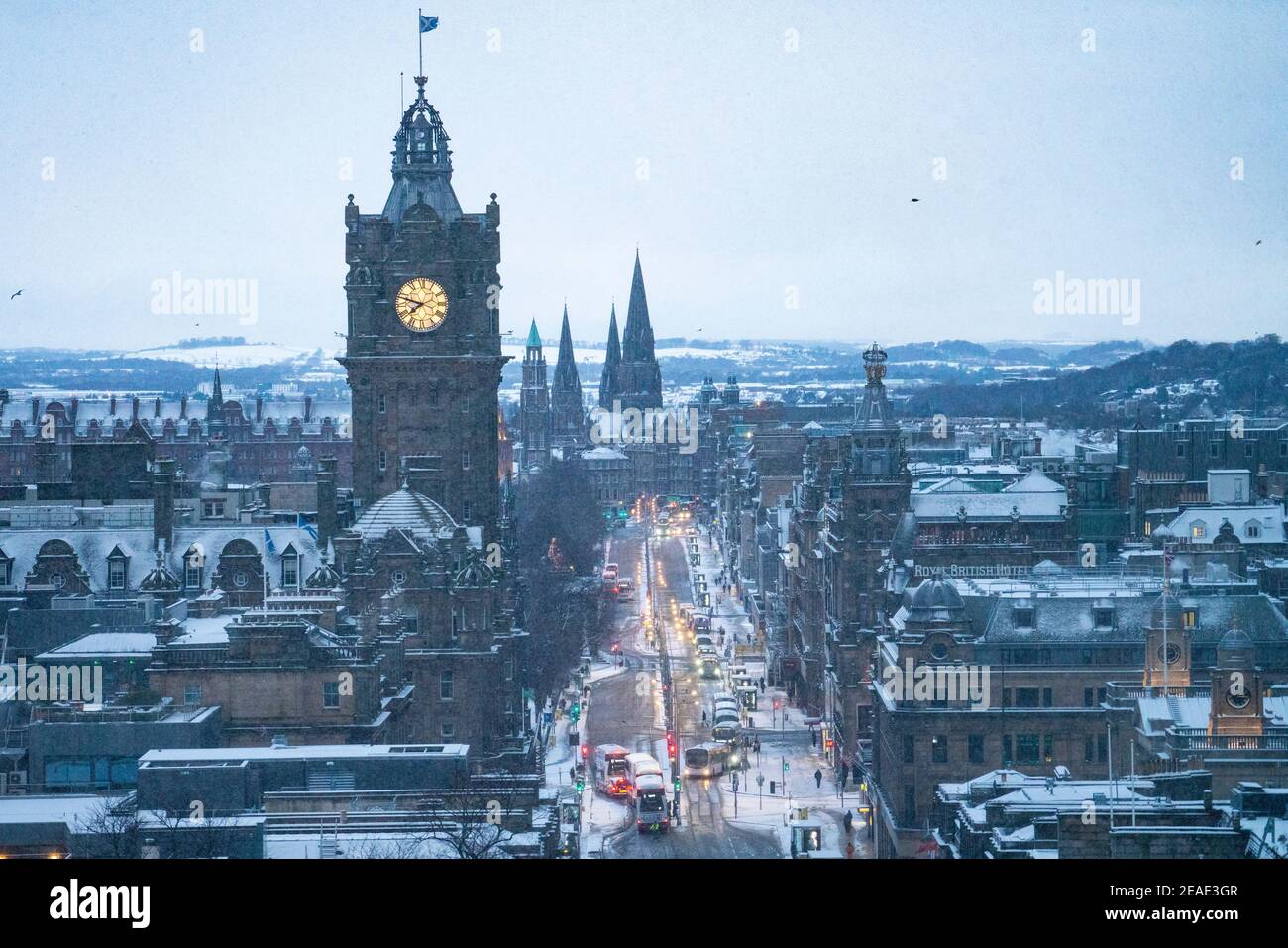 Edinburgh, Schottland, Großbritannien. Februar 2021, 9. Der große Frost geht in Großbritannien weiter, während Storm Darcy über Nacht mehrere Zentimeter Schnee nach Edinburgh bringt. Bild; Blick auf die schneebedeckte Princes Street. Iain Masterton/Alamy Live Nachrichten Stockfoto