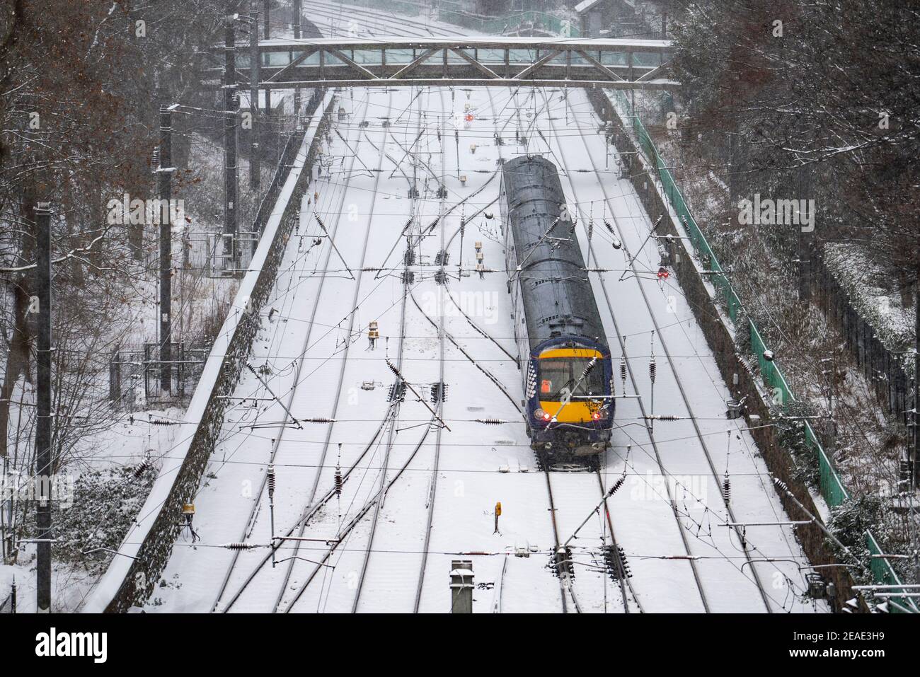 Edinburgh, Schottland, Großbritannien. Februar 2021, 9. Der große Frost geht in Großbritannien weiter, während Storm Darcy über Nacht mehrere Zentimeter Schnee nach Edinburgh bringt. PIC; der Zug fährt von der Waverley Station ab. Iain Masterton/Alamy Live Nachrichten Stockfoto