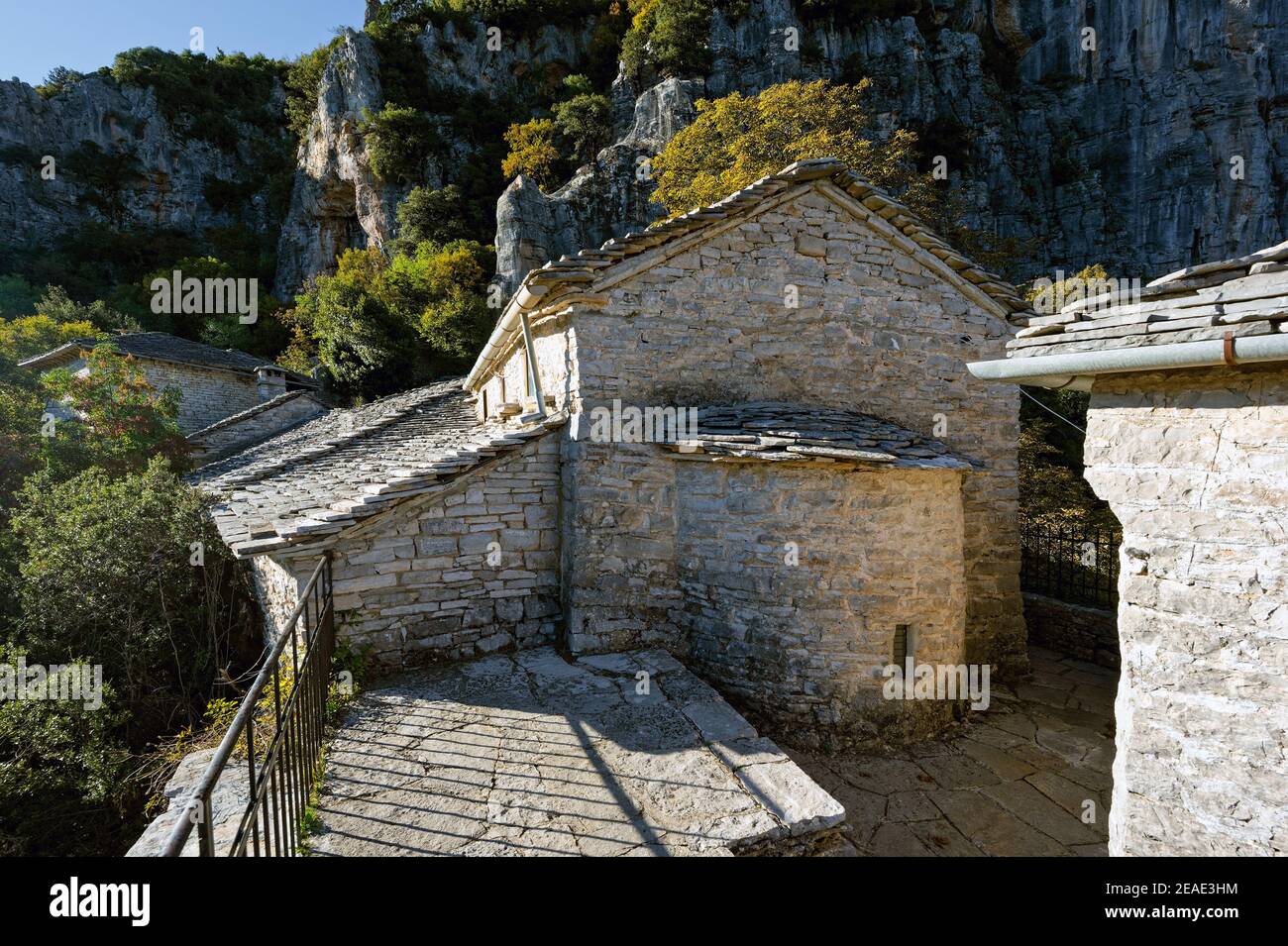 Blick auf das historische Kloster Agia Paraskevi in Monodendri, Griechenland Stockfoto