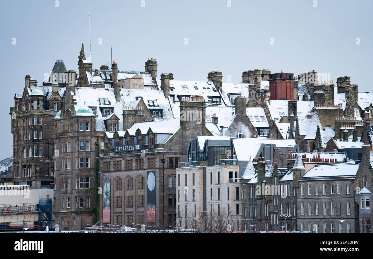 Edinburgh, Schottland, Großbritannien. Februar 2021, 9. Der große Frost geht in Großbritannien weiter, während Storm Darcy über Nacht mehrere Zentimeter Schnee nach Edinburgh bringt. PIC; schneebedeckte Dächer in der Altstadt. Iain Masterton/Alamy Live Nachrichten Stockfoto