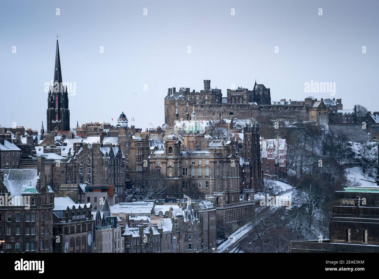 Edinburgh, Schottland, Großbritannien. Februar 2021, 9. Der große Frost geht in Großbritannien weiter, während Storm Darcy über Nacht mehrere Zentimeter Schnee nach Edinburgh bringt. Bild;Blick auf die Altstadt und das Edinburgh Castle. Iain Masterton/Alamy Live Nachrichten Stockfoto