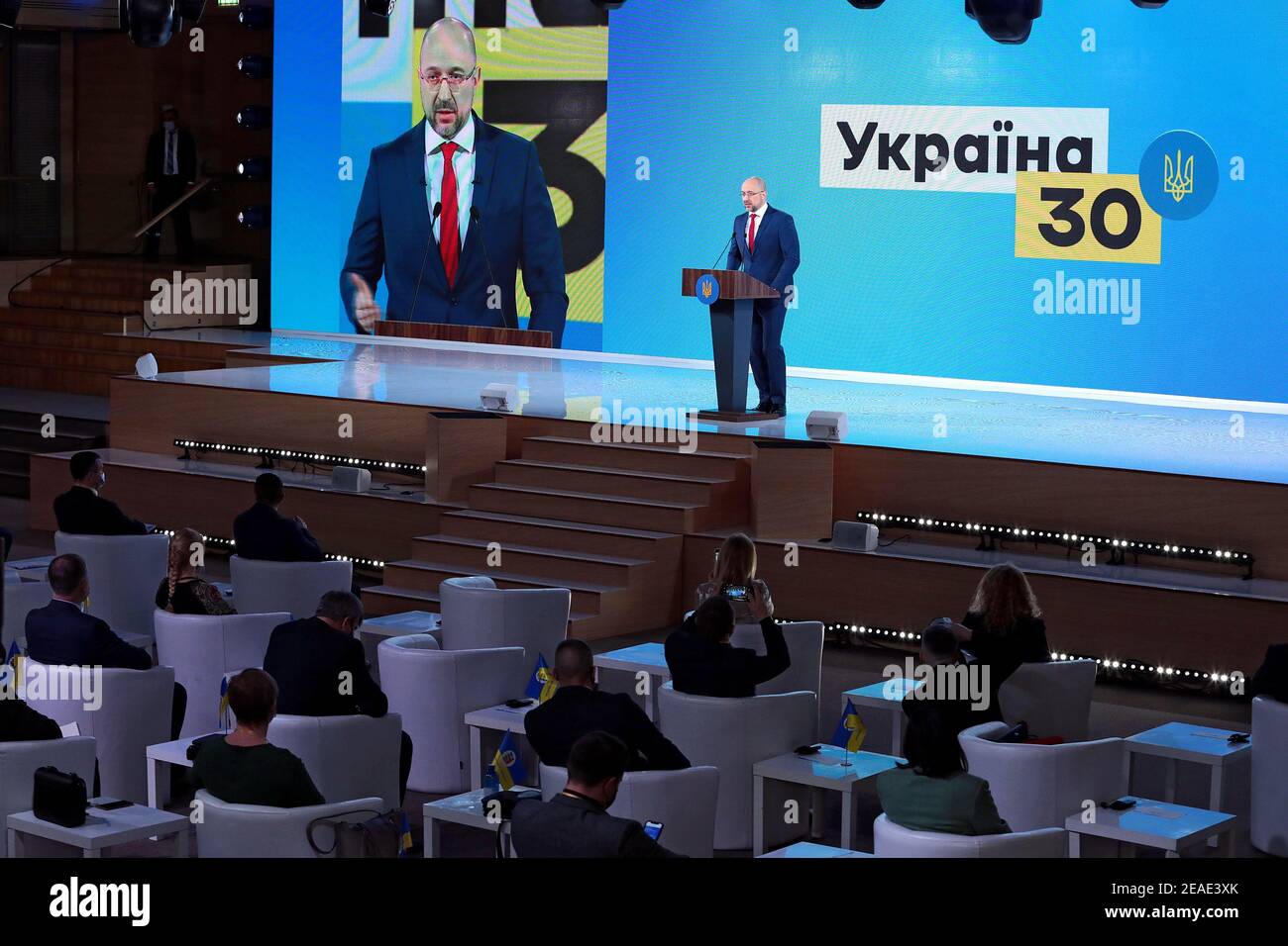 Nicht exklusiv: KIEW, UKRAINE - 9. FEBRUAR 2021 - Premierminister der Ukraine Denys Shmyhal präsentiert die Aktion der Regierung Anlage zur Eindämmung der Pandemie in Stockfoto