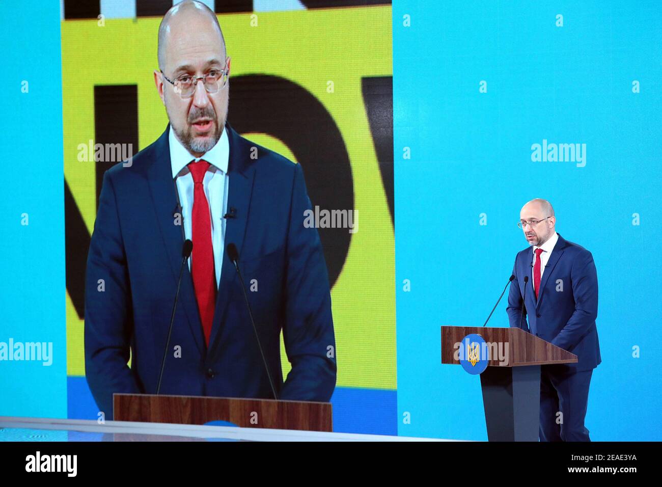 Nicht exklusiv: KIEW, UKRAINE - 9. FEBRUAR 2021 - Premierminister der Ukraine Denys Shmyhal präsentiert die Aktion der Regierung Anlage zur Eindämmung der Pandemie in Stockfoto