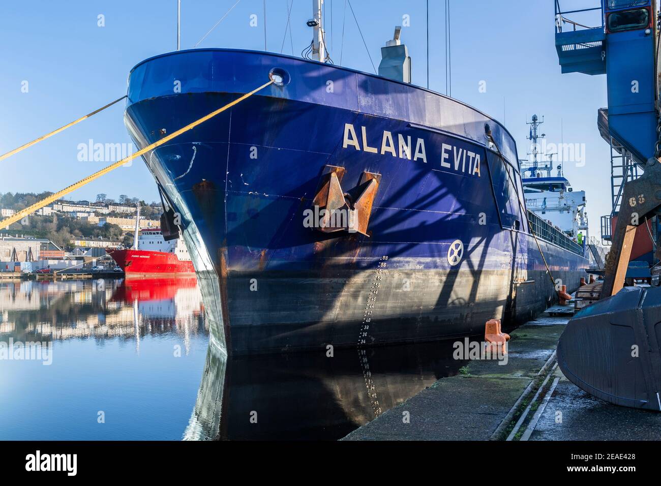 General Cargo Ship 'Alana Evita' entlädt ihre Futtermittelfracht am Kennedy Quay, Port of Cork, Irland. Stockfoto