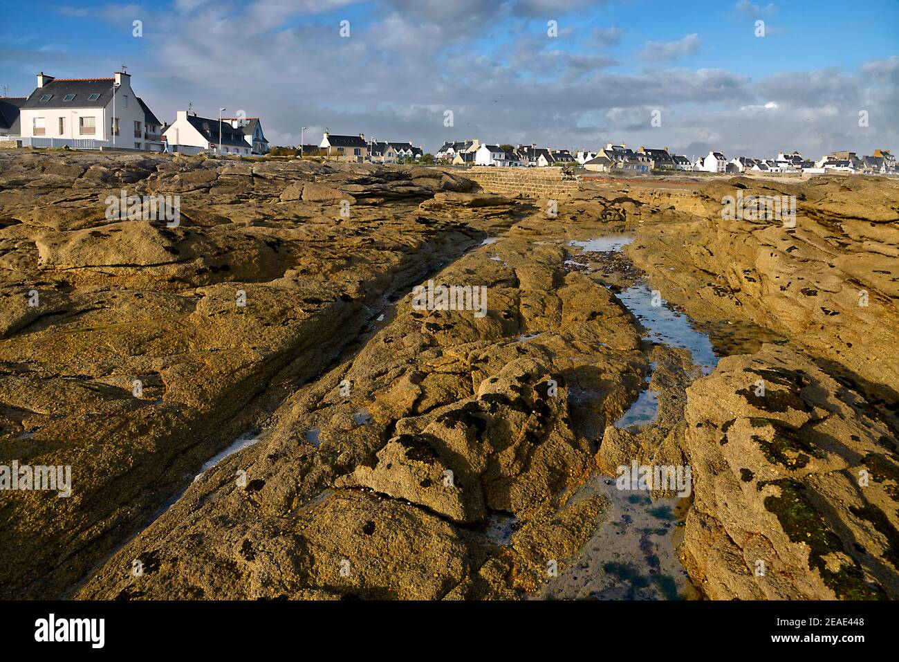 An der felsigen Küste von Guilvinec oder Le Guilvinec, eine Gemeinde im Département Finistère in der Bretagne in Frankreich Stockfoto
