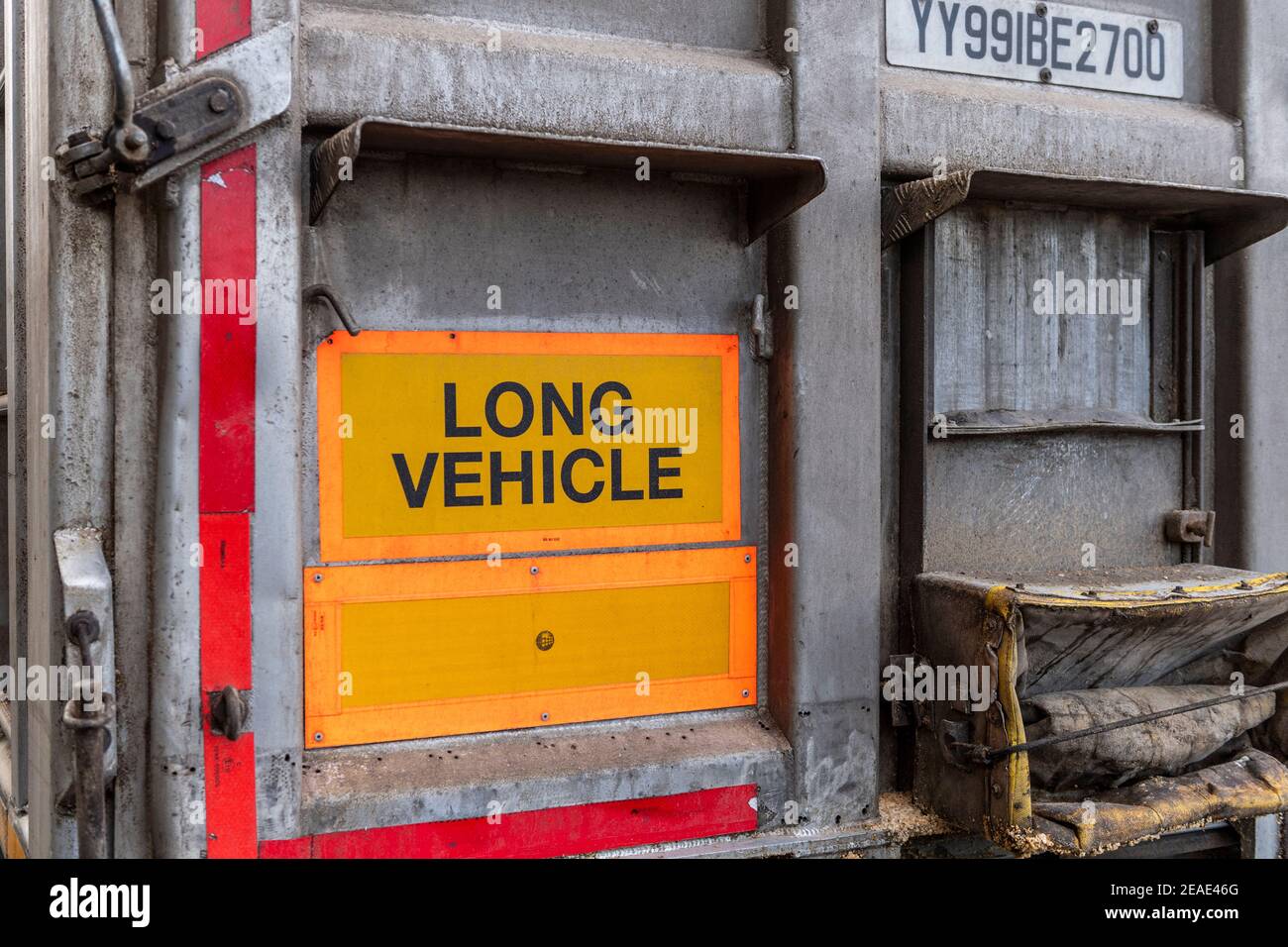 Langes Fahrzeugschild auf der Rückseite eines arktischen Anhängers Stockfoto