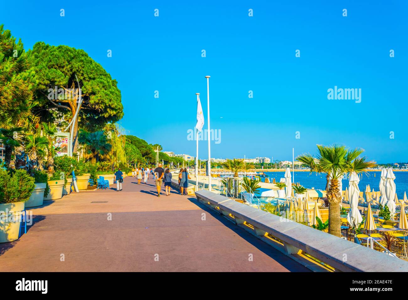 Die Leute bummeln auf dem Boulevard de la croisette in cannes, Frankreich Stockfoto