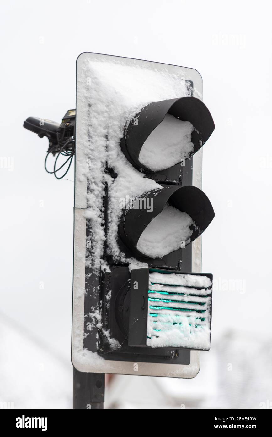 Schneebedeckte Ampel in Southend on Sea, Essex, Großbritannien, mit Schnee von Storm Darcy. Gefährliche, tückische Fahrbedingungen. Gedeckte Fahrbahnsignalisierung Stockfoto
