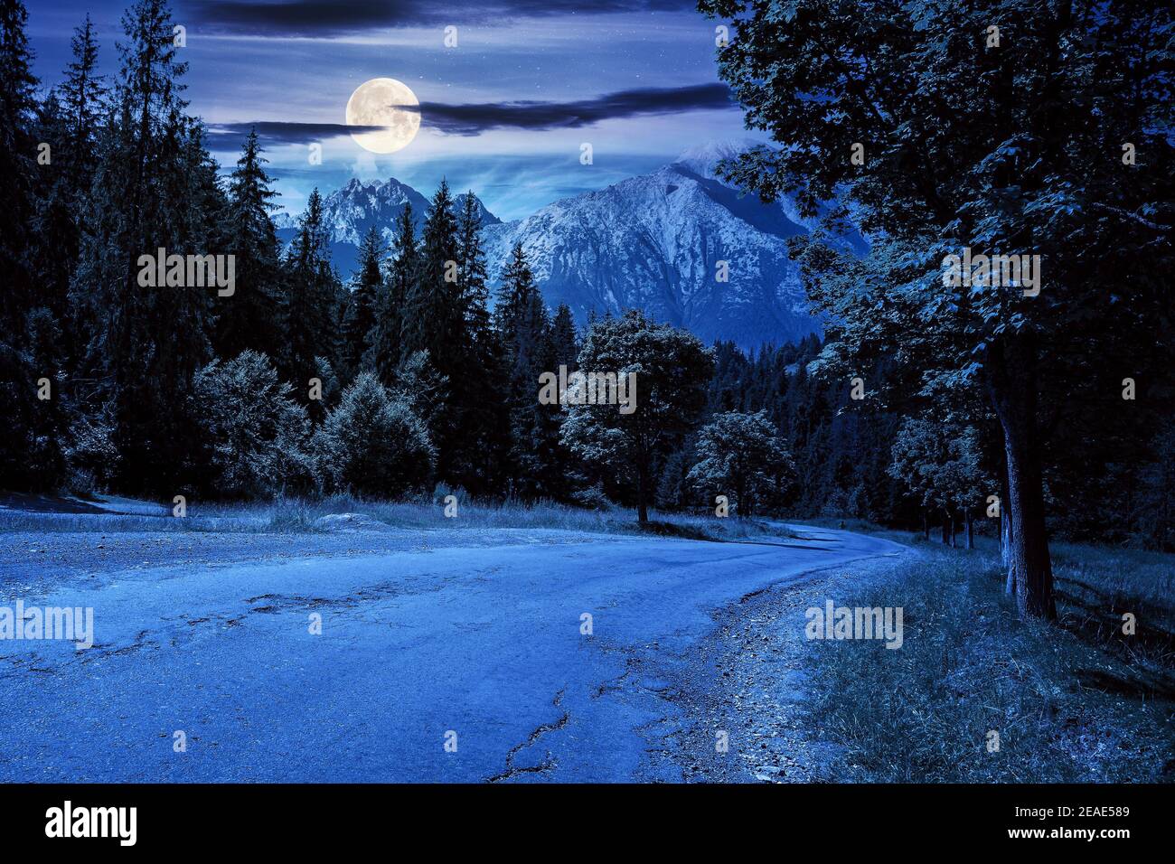 Asphaltstraße durch bewaldete Berge in der Nacht. Schöne Landschaft Transport Hintergrund. Composite Sommerlandschaft mit hohen tatra Ridge in Stockfoto
