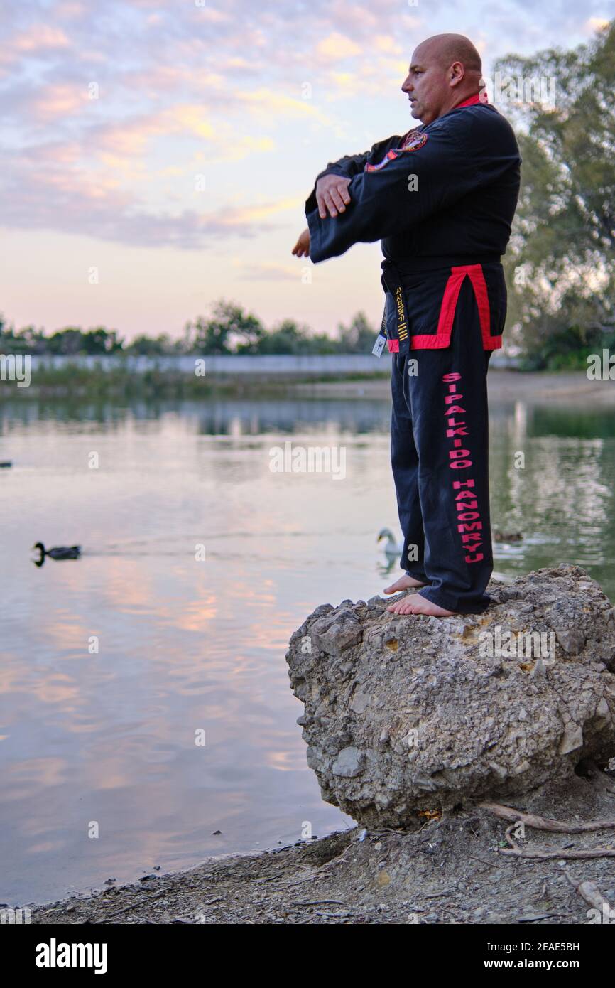 Mann üben sipalkido Disziplin im Freien in einem See in einem Sonniger Tag mit traditioneller Uniform Stockfoto