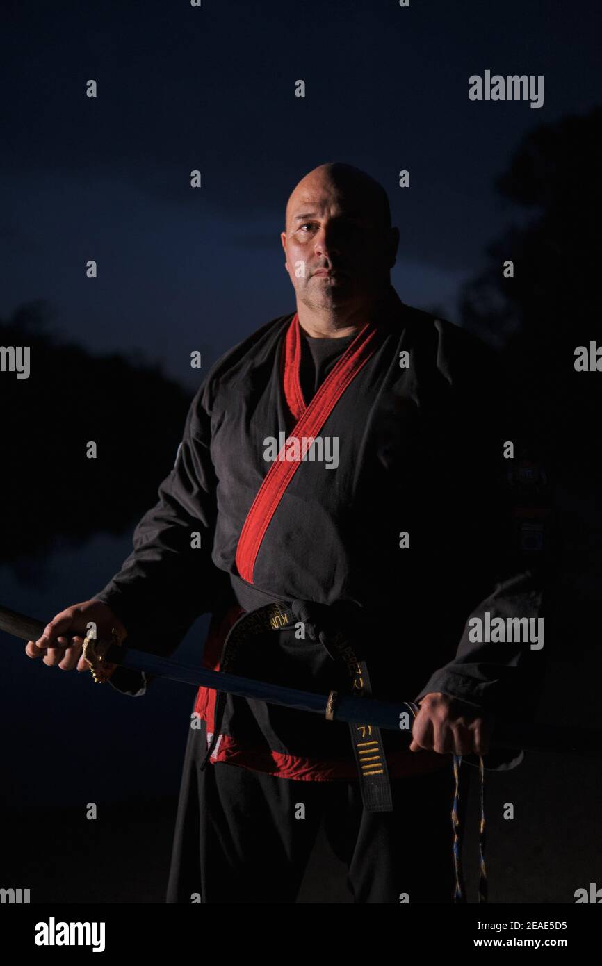 Sipalkido Meister in der Nacht mit Katana und lesen und schwarz Einheitlich Stockfoto