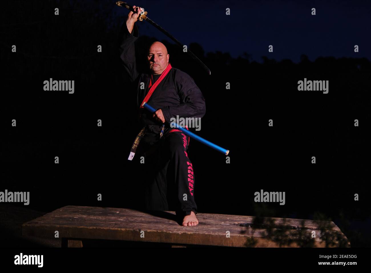 Sipalkido Meister in der Nacht mit Katana und lesen und schwarz Einheitlich Stockfoto