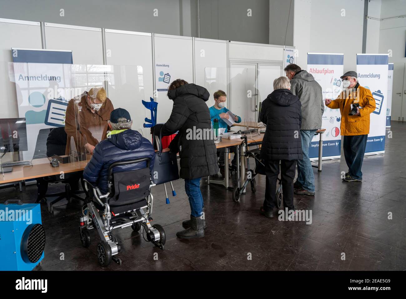 Start im Impfzentrum für Corona-Impfungen, in einer Halle der Messe Essen, für Menschen über 80 Jahre, die nicht in Pflegeheimen leben, V Stockfoto