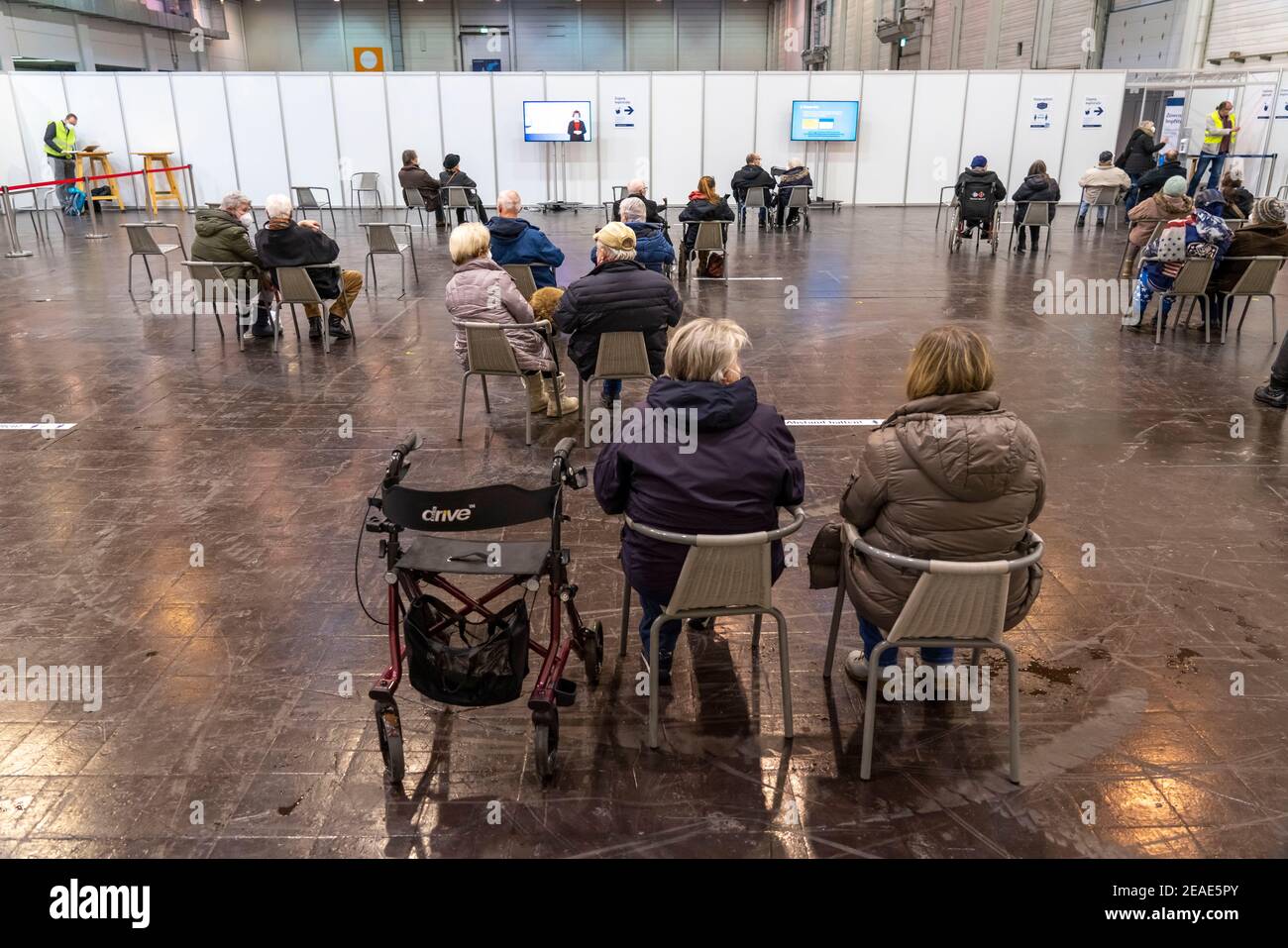 Start im Impfzentrum für Corona-Impfungen, in einer Halle der Messe Essen, für Menschen über 80 Jahre, die nicht in Pflegeheimen wohnen, w Stockfoto