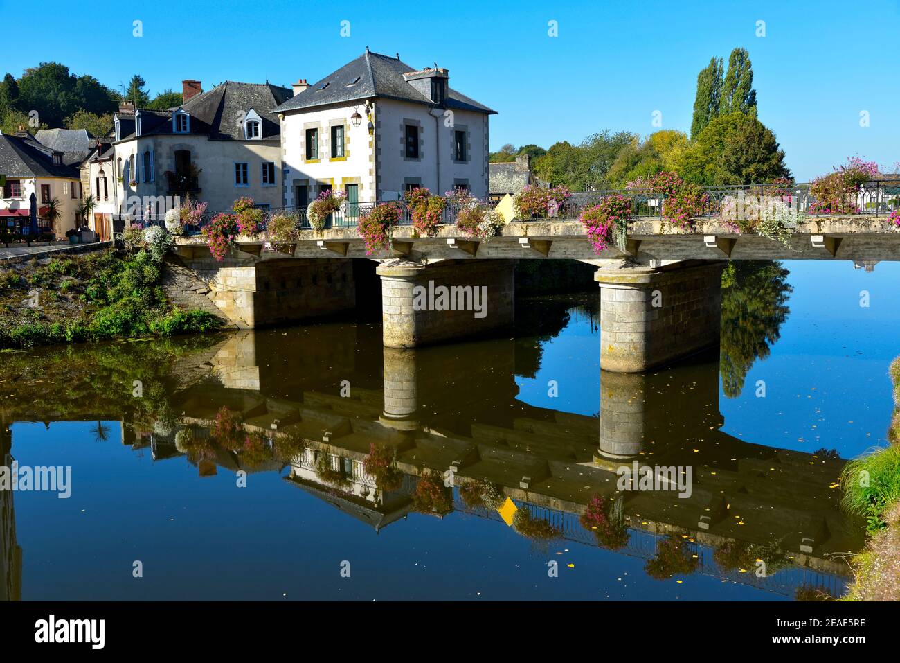 Fluss Oust, Teil des Kanals Nantes bei Brest, und geblümte Brücke bei Josselin in Frankreich Stockfoto