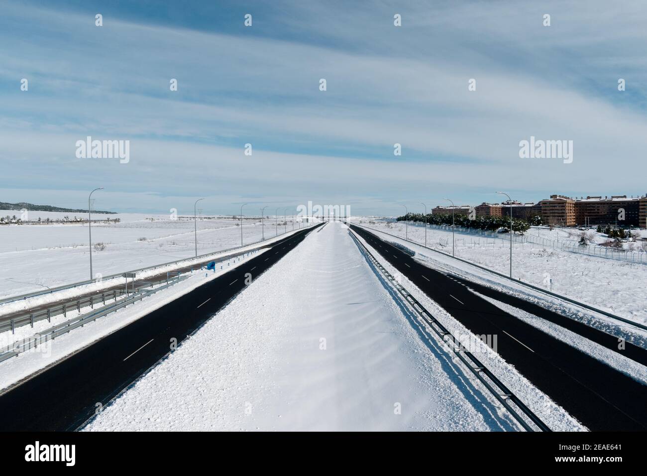 nowy Highway vor kurzem von Schneepflügen an einem klaren Tag geräumt Stockfoto