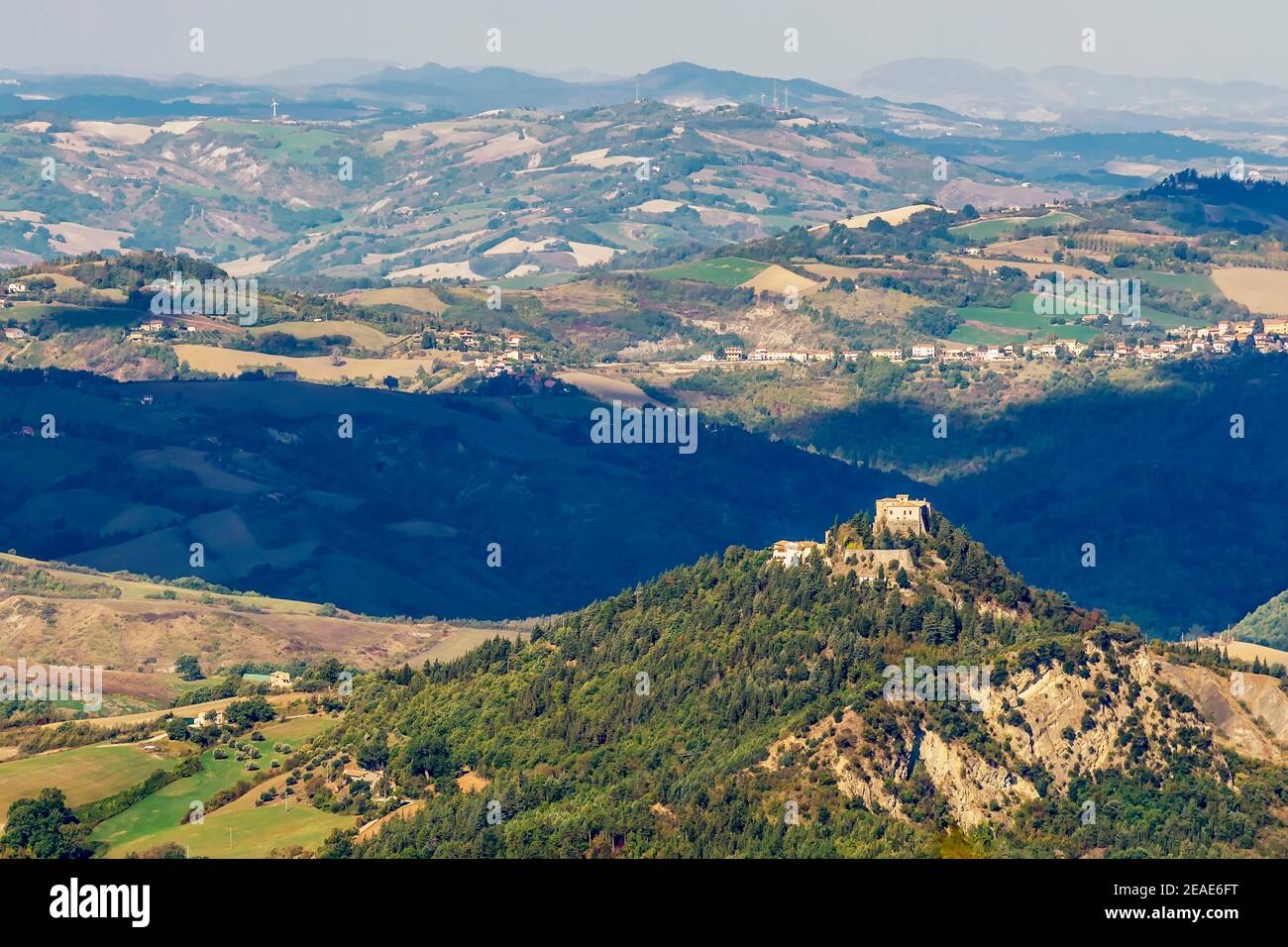 Panoramablick auf die Landschaft rund um die Republik San Marino mit dem Schloss von Montebello di Torriana im Vordergrund, Italien Stockfoto