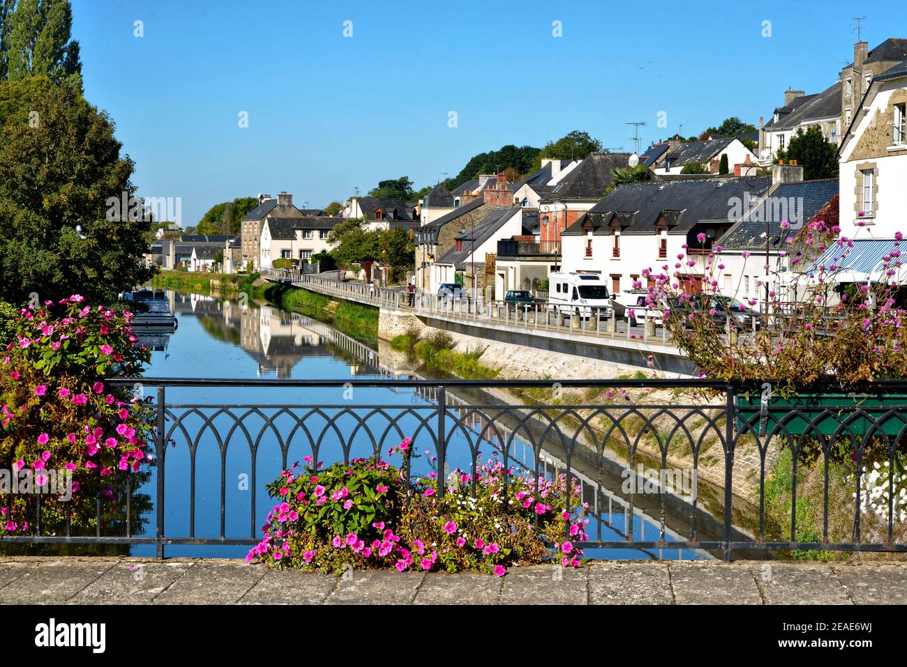 Fluss Oust von der Brücke aus gesehen, Teil des Kanals Nantes in Brest und Blumen in Josselin in Frankreich Stockfoto