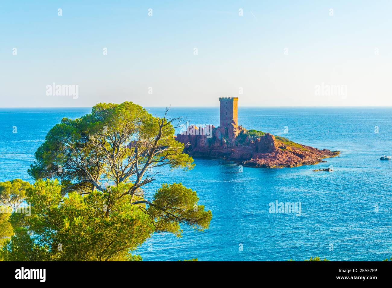 Ein Aussichtsturm auf einer kleinen Insel nahe Cap du dramont in Frankreich Stockfoto