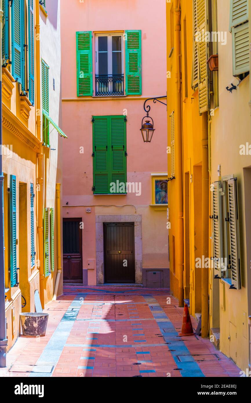 Eine schmale Straße im Zentrum von Monaco Stockfoto