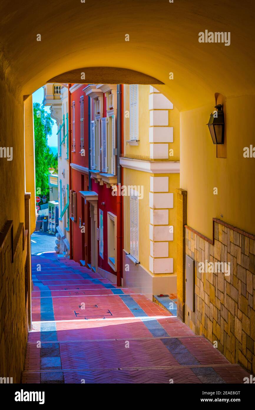 Eine schmale Straße im Zentrum von Monaco Stockfoto