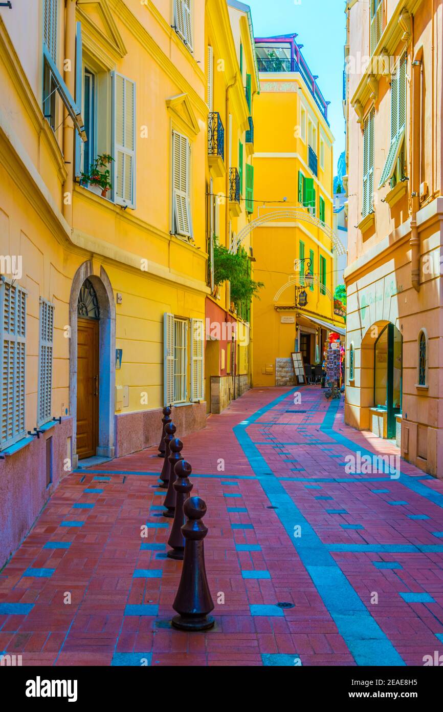 Eine schmale Straße im Zentrum von Monaco Stockfoto