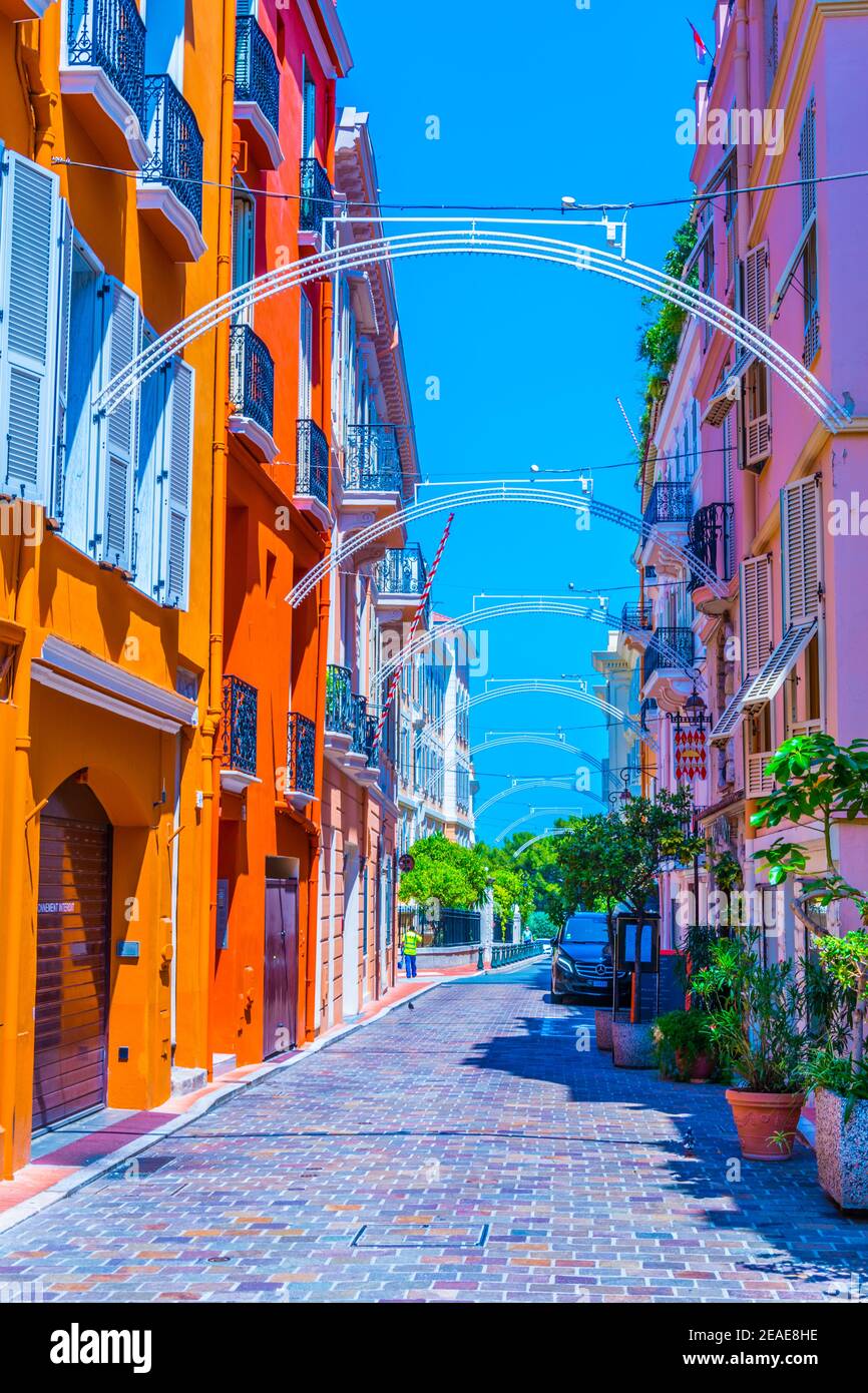 Eine schmale Straße im Zentrum von Monaco Stockfoto