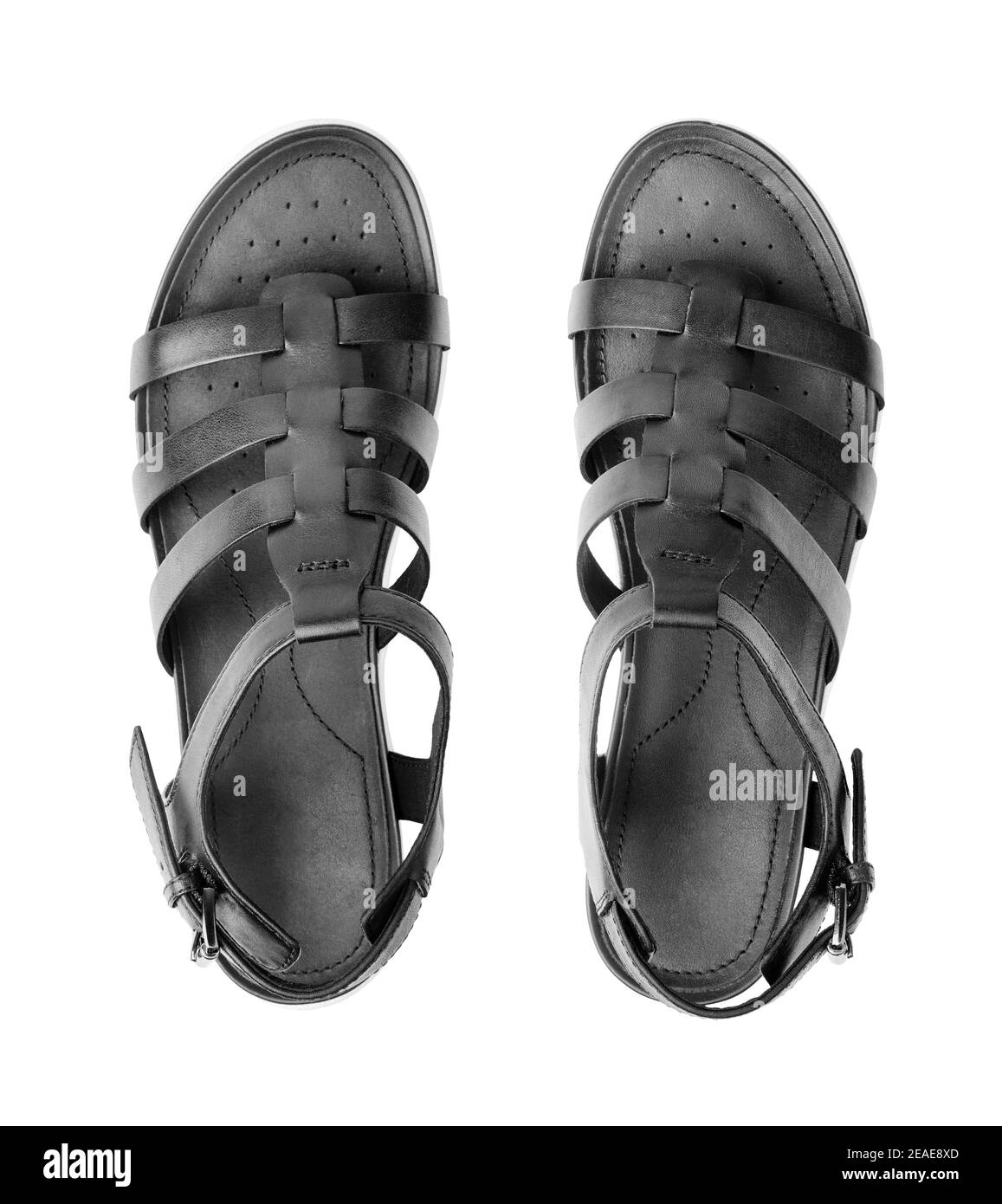Schwarze weibliche Sandalen auf weißem Hintergrund isoliert Nahaufnahme Draufsicht, stilvolle Frau Sandale Schuhe mit Trägern, Paar Mode Leder Sommer Sandalen Stockfoto