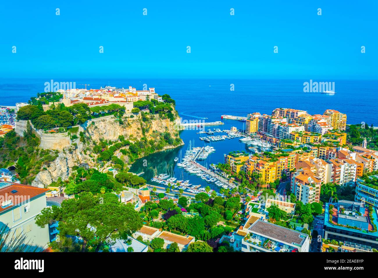 Luftaufnahme der Altstadt von Monaco und Hafen De fontvieille Stockfoto