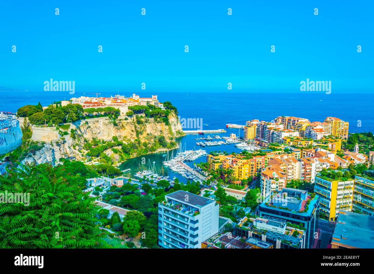 Luftaufnahme der Altstadt von Monaco und Hafen De fontvieille Stockfoto