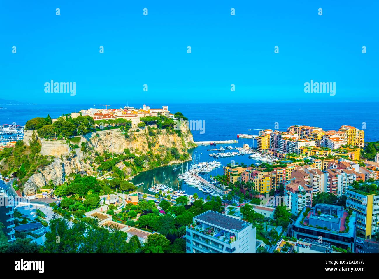 Luftaufnahme der Altstadt von Monaco und Hafen De fontvieille Stockfoto