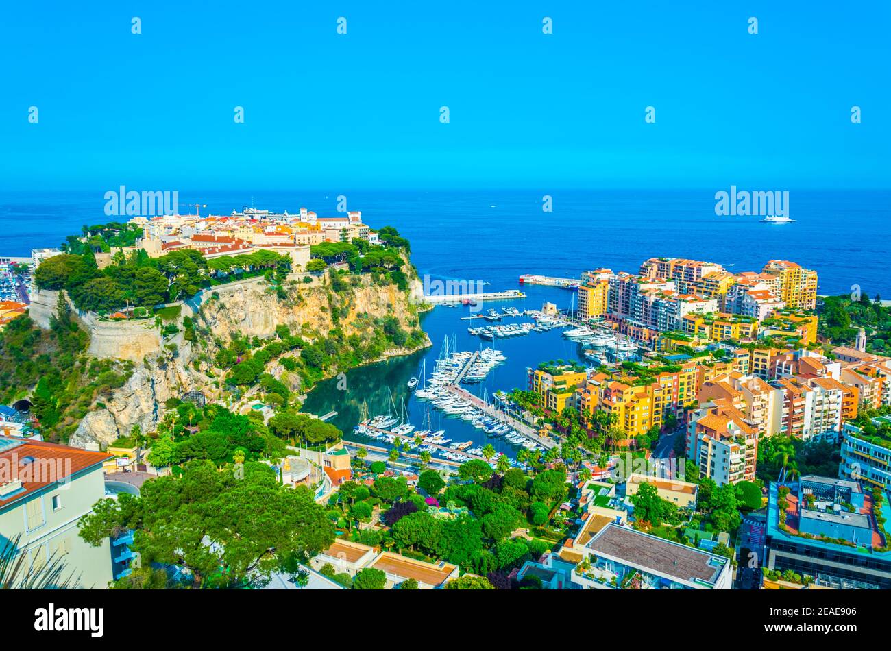Luftaufnahme der Altstadt von Monaco und Hafen De fontvieille Stockfoto