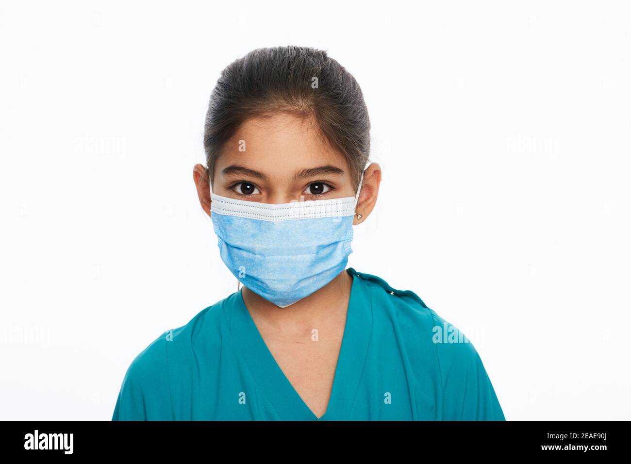 Asiatische Kind Mädchen mit einem chirurgischen Schutz Gesichtsmaske während einer globalen Pandemie, isoliert auf weiß Stockfoto