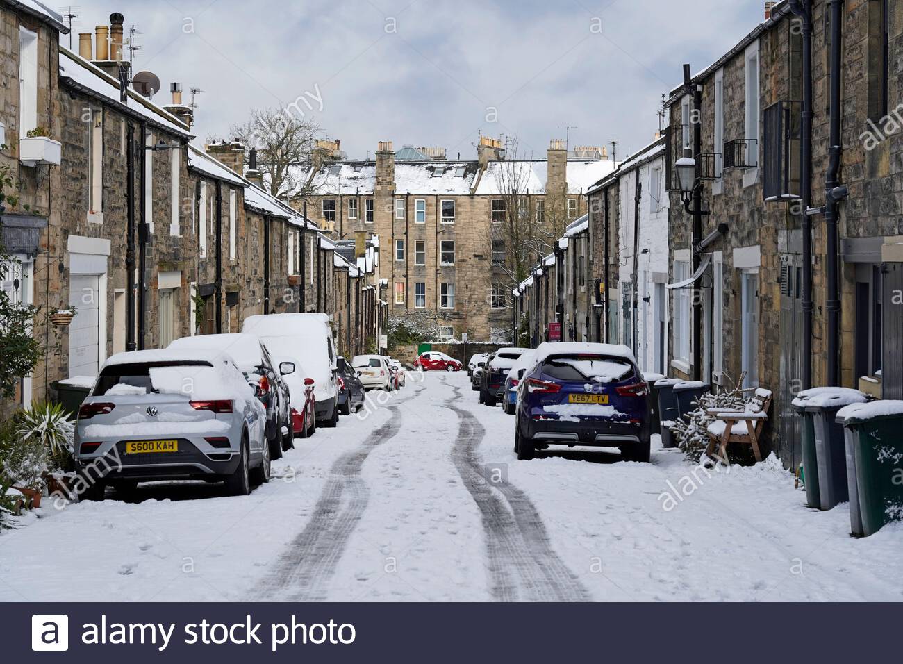 Edinburgh, Schottland, Großbritannien. Februar 2021, 9th. Heftiger Schneefall über Nacht im Stadtzentrum mit schneebedeckten Wohnstraßen der Neustadt. Kredit: Craig Brown/Alamy Live Nachrichten Stockfoto