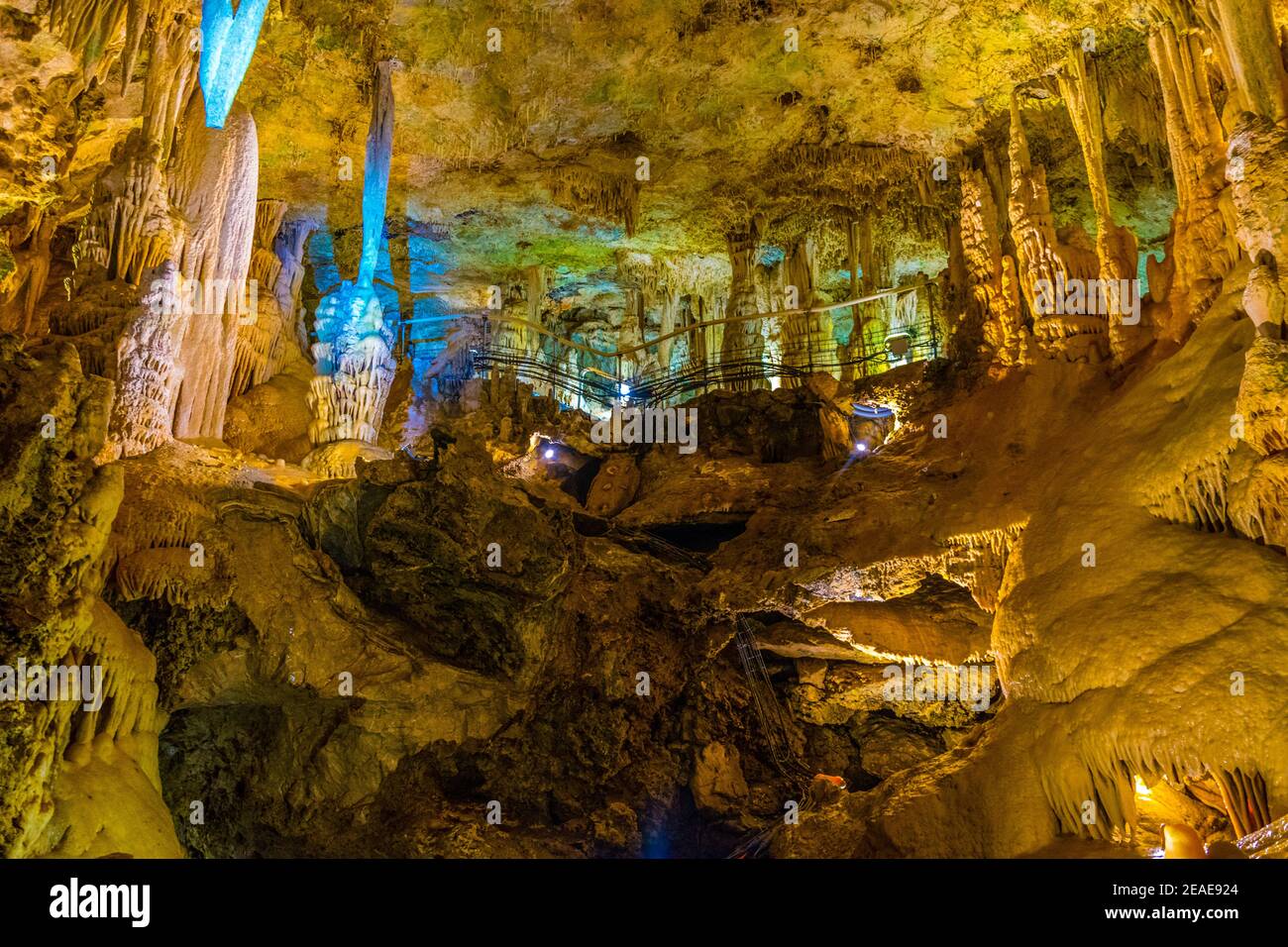 Innenansicht einer Grotte im Inneren des Jardin exotique-Gartens in Monaco Stockfoto