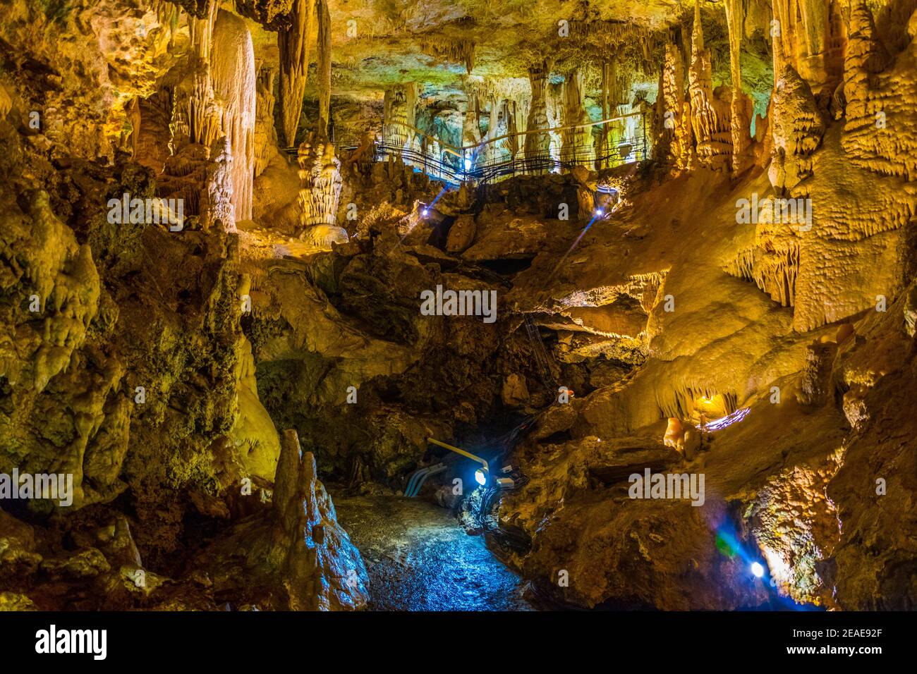 Innenansicht einer Grotte im Inneren des Jardin exotique-Gartens in Monaco Stockfoto