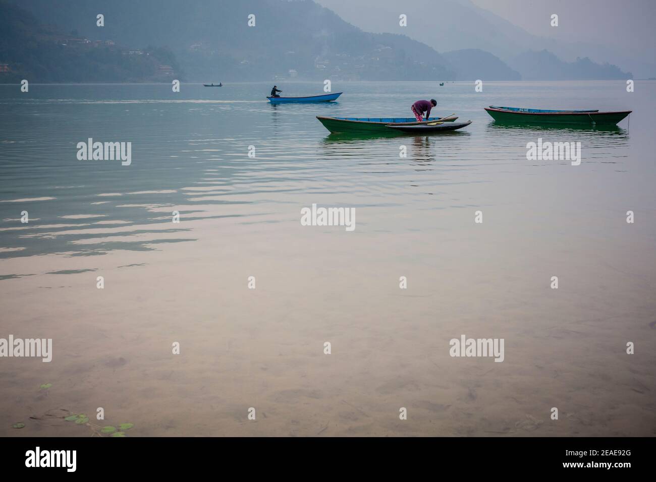 Bunte Holzboote in Phewa Lake. Pokhara. Nepal. Stockfoto