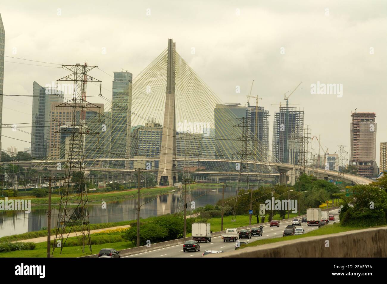 Die Kabel-blieb Octavio FRIAS de Oliveira Brücke über den verschmutzten Fluss Pinheiros in Sao Paulo, Brasilien. Die Brücke wurde von entworfen und gebaut Stockfoto