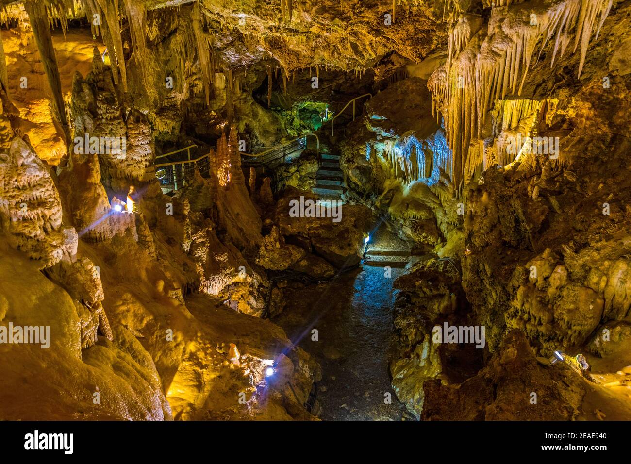 Innenansicht einer Grotte im Inneren des Jardin exotique-Gartens in Monaco Stockfoto